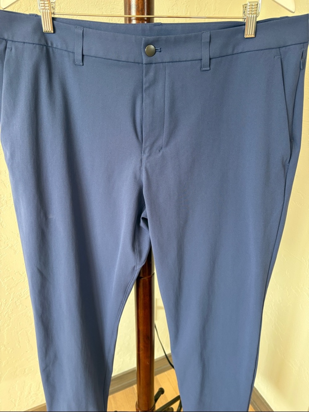 Men’s Lululemon commission pant.